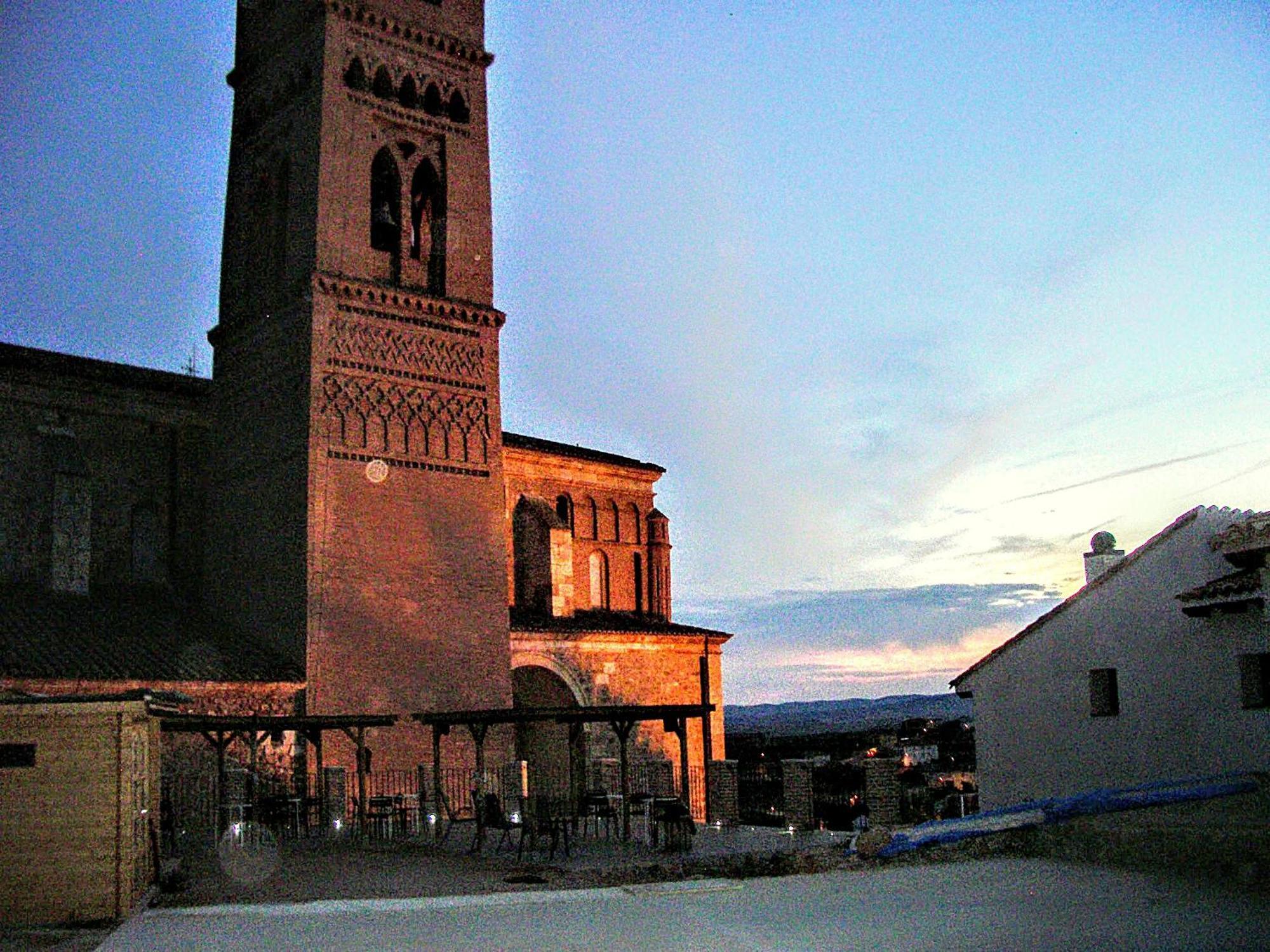 Apartamentos La Fonda Aninon Buitenkant foto