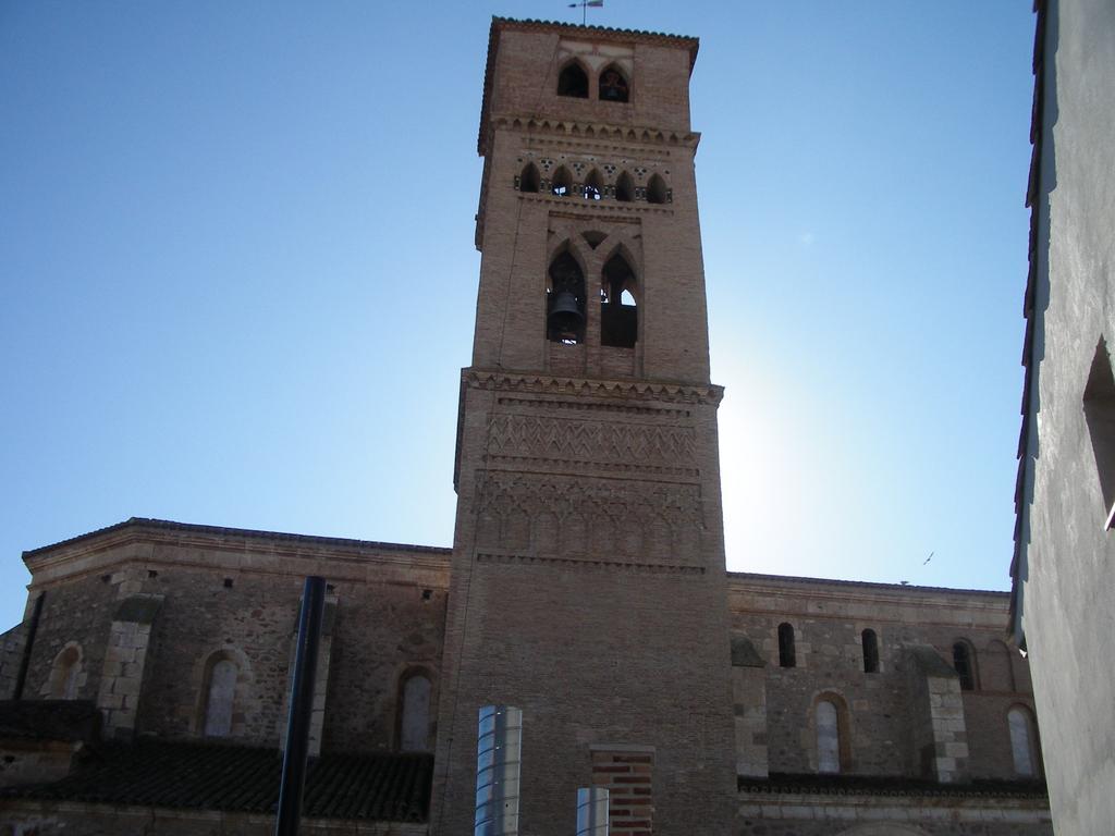 Apartamentos La Fonda Aninon Buitenkant foto